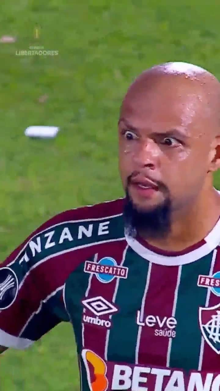 フェリペ・メロのインスタグラム：「😱 Tá na semi, Pit!  🇭🇺 RUF RUF RUF @FluminenseFC   #ClimaDeLibertadores @felipemelo」