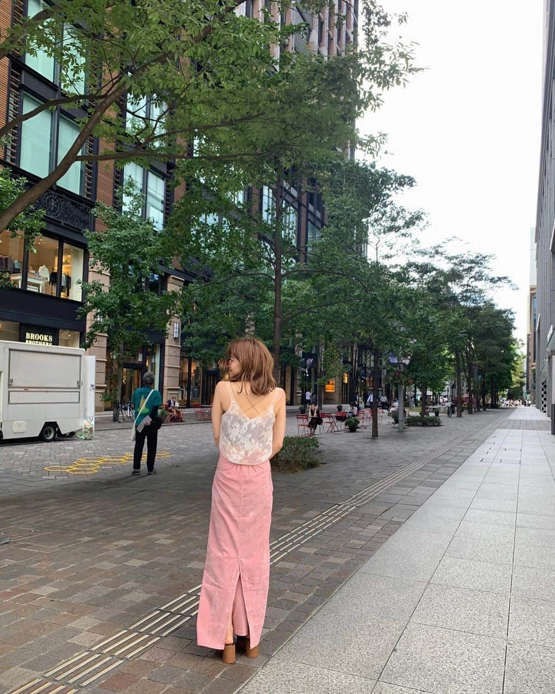 前坂美結さんのインスタグラム写真 - (前坂美結Instagram)「🦢🪷💗　  新たなお気に入りのピンクのスカートと、　 お下がりレーストップス♡   . @amail_official のスカートはベロアになってて ピンクだけど大人っぽく着れるのが好き。 ウエストからのラインもすっごく綺麗、、🫶 これはショートトップか、インしたくなる〜💗  . レーストップスは可愛いお下がり。 去年から愛用してて今年も引き続き🤭 これぞサステナブル♡  . BYUR @byurjapan の発表会も可愛かったな🫧 スキンケアとメイク、また動画撮ろうっと💗  . 最後の写真はかなさんから貰ったブドウ🍇　 ご近所さんならではの。 (美味し過ぎて1日でなくなりそう)   . #コーデ #💗　 タグしたよ🏷️」9月1日 11時42分 - miyumaesaka