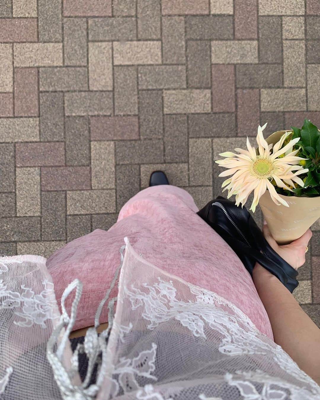 前坂美結のインスタグラム：「🦢🪷💗　  新たなお気に入りのピンクのスカートと、　 お下がりレーストップス♡   . @amail_official のスカートはベロアになってて ピンクだけど大人っぽく着れるのが好き。 ウエストからのラインもすっごく綺麗、、🫶 これはショートトップか、インしたくなる〜💗  . レーストップスは可愛いお下がり。 去年から愛用してて今年も引き続き🤭 これぞサステナブル♡  . BYUR @byurjapan の発表会も可愛かったな🫧 スキンケアとメイク、また動画撮ろうっと💗  . 最後の写真はかなさんから貰ったブドウ🍇　 ご近所さんならではの。 (美味し過ぎて1日でなくなりそう)   . #コーデ #💗　 タグしたよ🏷️」