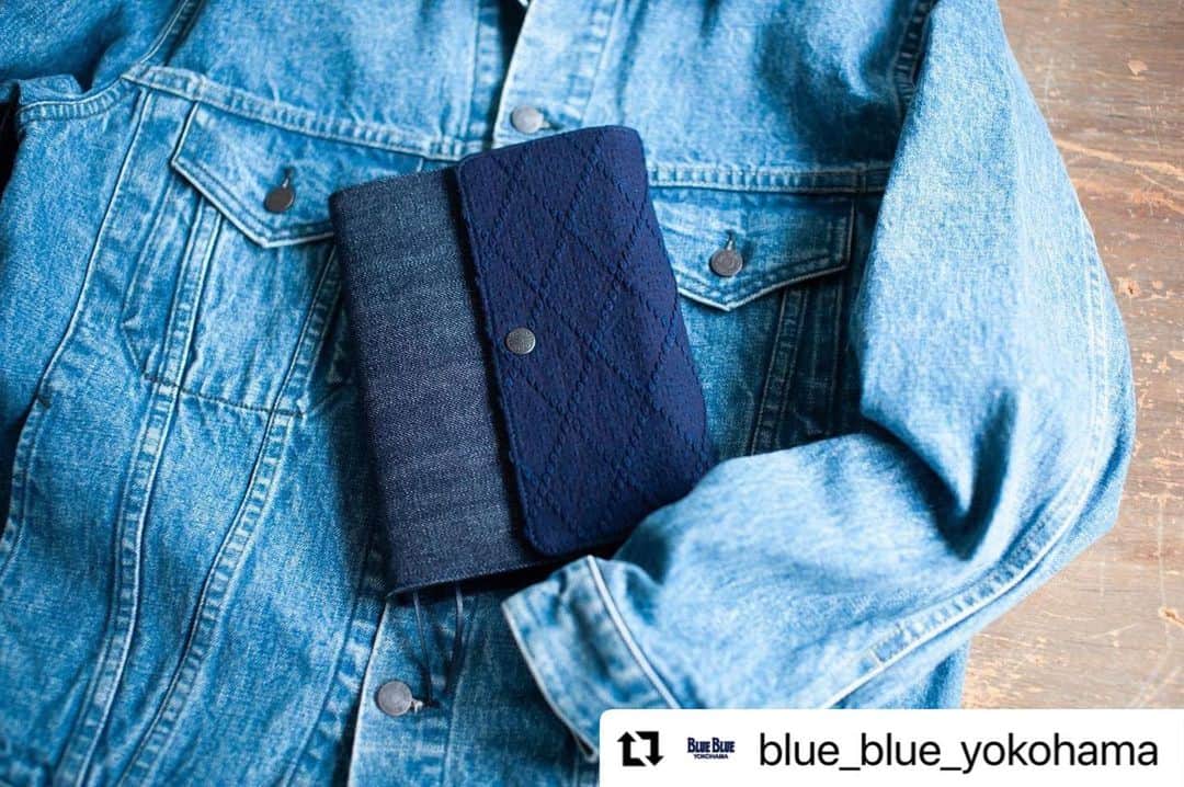ハリウッドランチマーケットのインスタグラム：「Repost @blue_blue_yokohama  ・・・ . 《RECOMMENDED ITEM》 こちらは、「株式会社ほぼ日」とのコラボレーションによって誕生した手帳カバーです。  オリジナルデニムと、大切に保管していた「刺し子」をあしらった生地を組み合わせ、異なるふたつの風合いがたのしめるデザインに仕上がっています。 「BLUE BLUE」の定番であり、身につけるほどに美しく変化するデニム。 刺しゅうの密度が高く、繊細なダイヤ柄の刺し子生地。 そのどちらにも、古くからの日本の技術が詰めこまれています。 さらに、開くと見えるさりげない切り返しにオリジナルのインディゴジャーマンクロスを使用。 時間が経つほどに手に馴染み、美しく変化するカバーを日々の相棒として、持ち歩いてみるのはいかがでしょうか。  聖林公司の直営店ではBLUE BLUE YOKOHAMAで、9月1日より販売開始します。  【ほぼ日手帳 x BLUE BLUE】 左『ほぼ日手帳INDIGOBOOK2024 オリジナル』 COLOR: INDIGO SIZE: A6 ¥17,820(税込) no.1008267970015  右『ほぼ日手帳INDIGOBOOK2024 カズン』 COLOR: INDIGO SIZE: A5 ¥21,890(税込) no.1008268970015  ※こちらの商品はBLUE BLUE YOKOHAMA限定商品につき、オンラインショップでの販売はございません。  通信販売をご希望の際は、プロフィールリンクの“BLUE BLUE YOKOHAMA限定アイテム通販フォーム”から、またはお電話よりお願いいたします。(サイズ表は限定フォームに記載しておりますのでご参照ください)  -------------------- ブルーブルー横浜 TEL.045-663-2191  【営業時間】 11:00〜19:00 ---------------------」