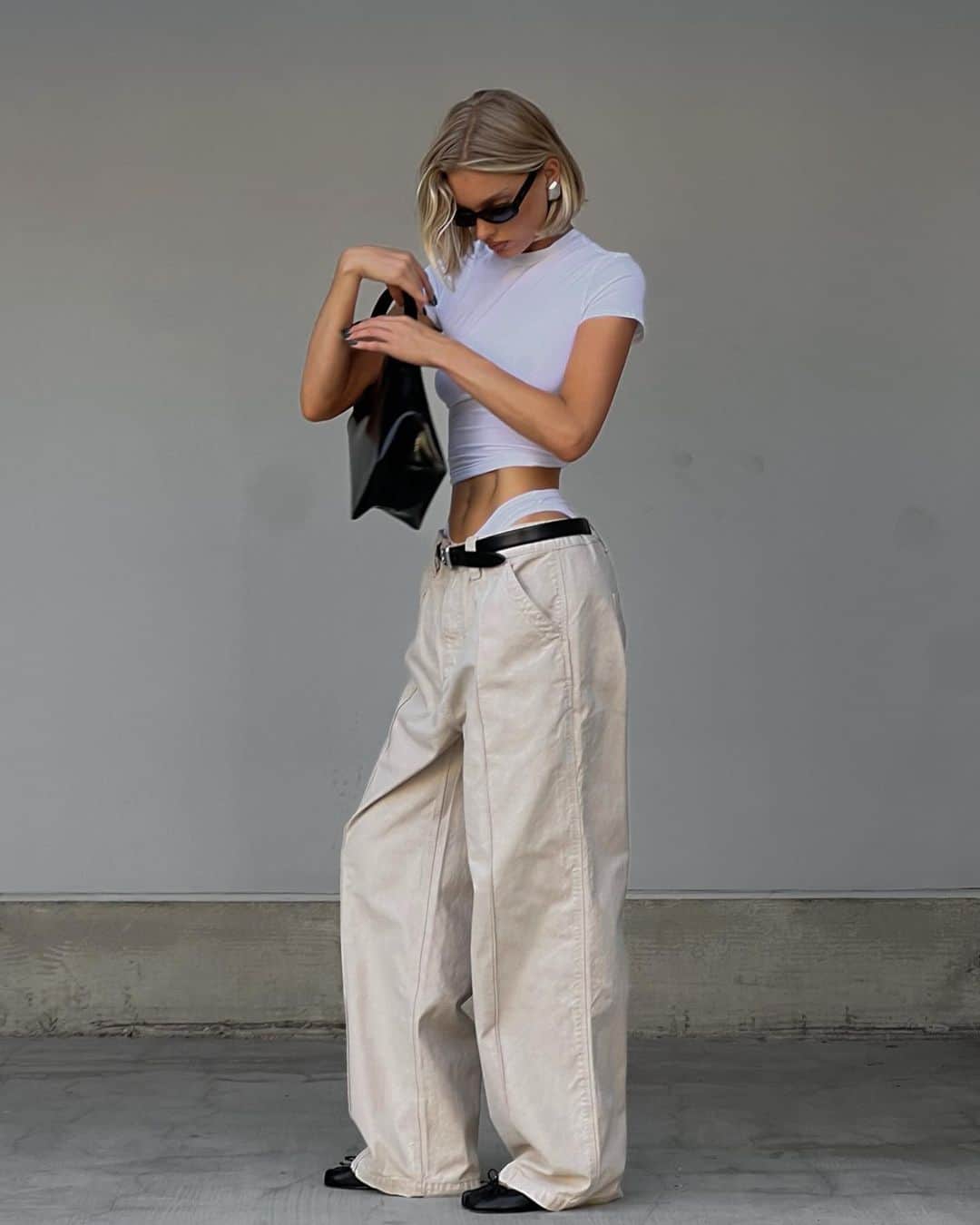 エルザ・ホスクのインスタグラム：「All I wanna wear! the new @helsastudio workwear pants and the best baby tee from our essentials🤍」
