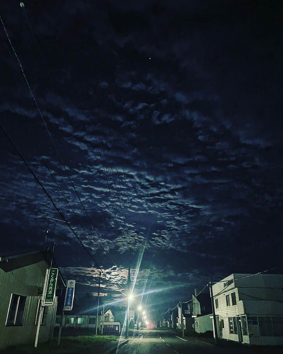 結城リナのインスタグラム：「昨日のスーパーブルームーン🌙 大樹の空から見えて本当綺麗だった。 雲に隠れてる時も雲が海みたいにキラキラしてて、いい夜だったなぁ。  #スーパーブルームーン」