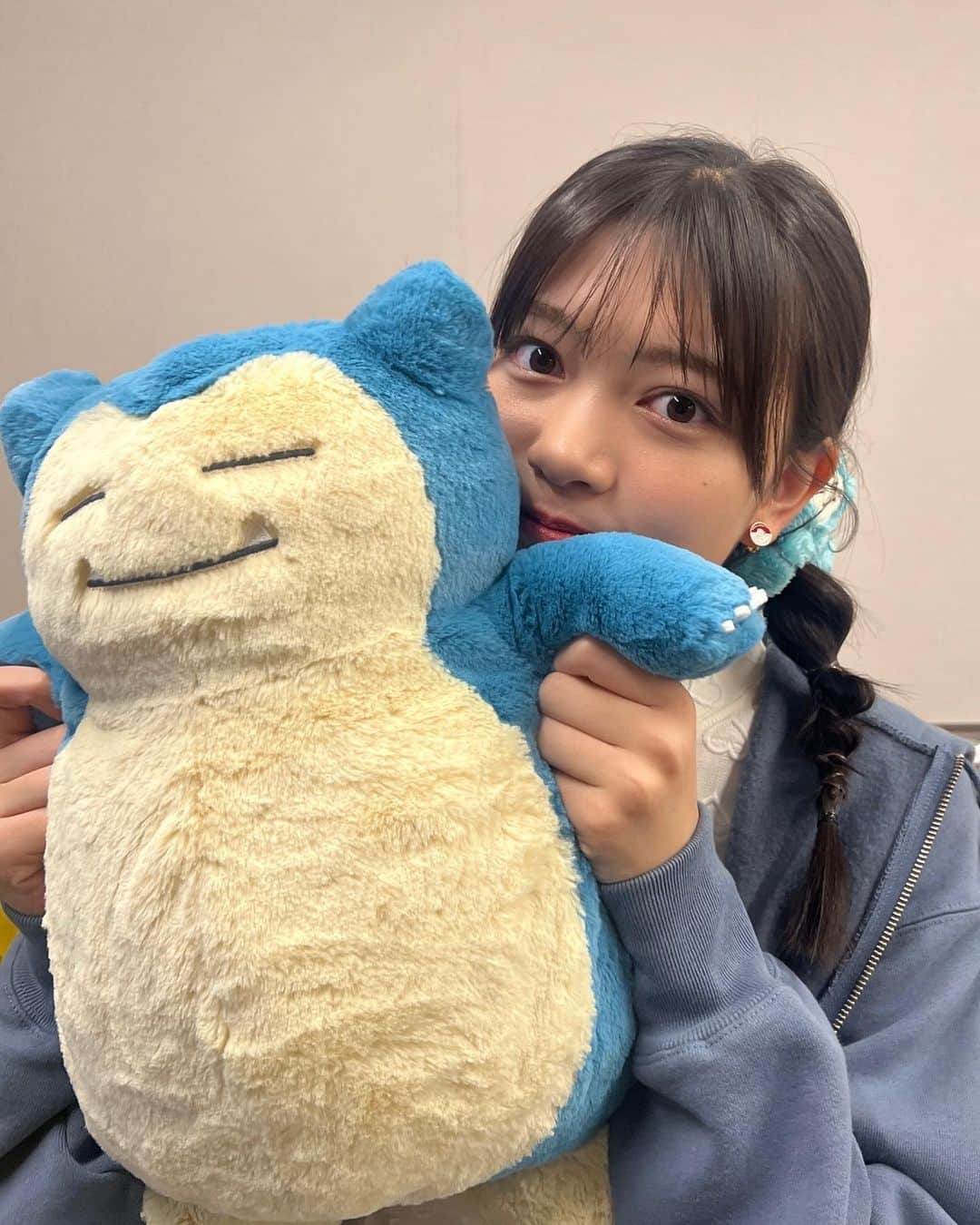 Seventeenさんのインスタグラム写真 - (SeventeenInstagram)「カメラを向けるとカビゴンになりきってくれたまのちゃん😪  まのちゃんの優しい雰囲気とカビゴンの居眠りさんなところがどことなく似てる…🥰💤  衣装にもこだわりがたくさんあったんだけど、みんながお揃いで付けているイヤリングは #モンスターボール ❤️  他のST㋲からもかわいい！と大人気でした😎  #セブンティーン #Seventeen #学園祭 #ST夏の学園祭2023 #夏の学園祭 #セブンティーン夏の学園祭 #学園祭 #イベント #ファッションショー #オフショット #STモデル #モデル #ファッションイベント #ポケットモンスター #ポケモン #poketmonster #pokemon #プリン #カビゴン #広瀬まのか」9月1日 12時06分 - seventeenjp_mag