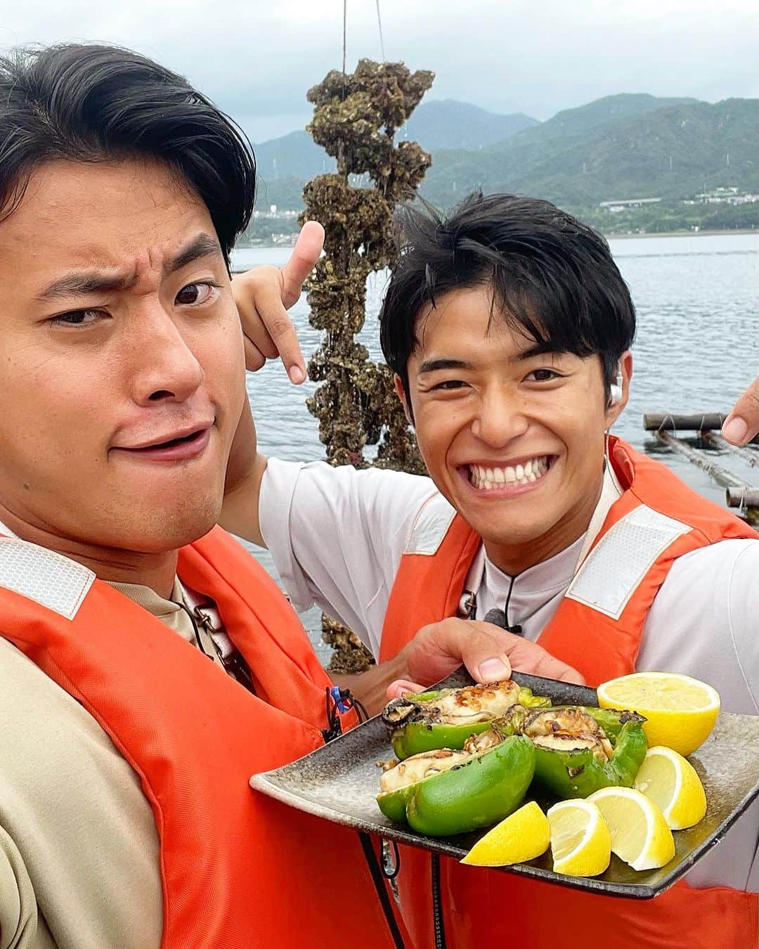 池田航さんのインスタグラム写真 - (池田航Instagram)「🦪oyster for You🦪♥️ ほら！口開けてっ🥰  広島と言ったら牡蠣🦪ですね💓 初めて食べた広島の牡蠣は「かき小町」という広島でしか撮れない品種の牡蠣で  旨味、香り、サイズ、食感が段違いに良かった！ 美味しい牡蠣って、メロンみたいな香りがするんだ😳🍈！  凄いね💕︎ 是非広島の美味しい牡蠣、食べにおいでね！！  そしてそして！広島県の皆様、再来週からZIP！  #旅するエプロン は広島グルメですよー😍  みんなで盛り上げていきましょう！  今日も素敵な食材と暖かい現地の方達との出会いに感謝💓   次回もお楽しみに☀️  朝お仕事で見られない方に、旅するエプロンTikTokが開設されました！ 【旅するエプロン】でTikTok検索すれば見られます✨️ ぜひフォローよろしくお願いいたします😍  #ZIP #旅するエプロン #スピッツ #Spitz #ZIPファミリー  #水卜麻美 さん  #池田航  @kohcooking   #伊藤楽  @gaku_jh122」9月1日 11時59分 - kohcooking