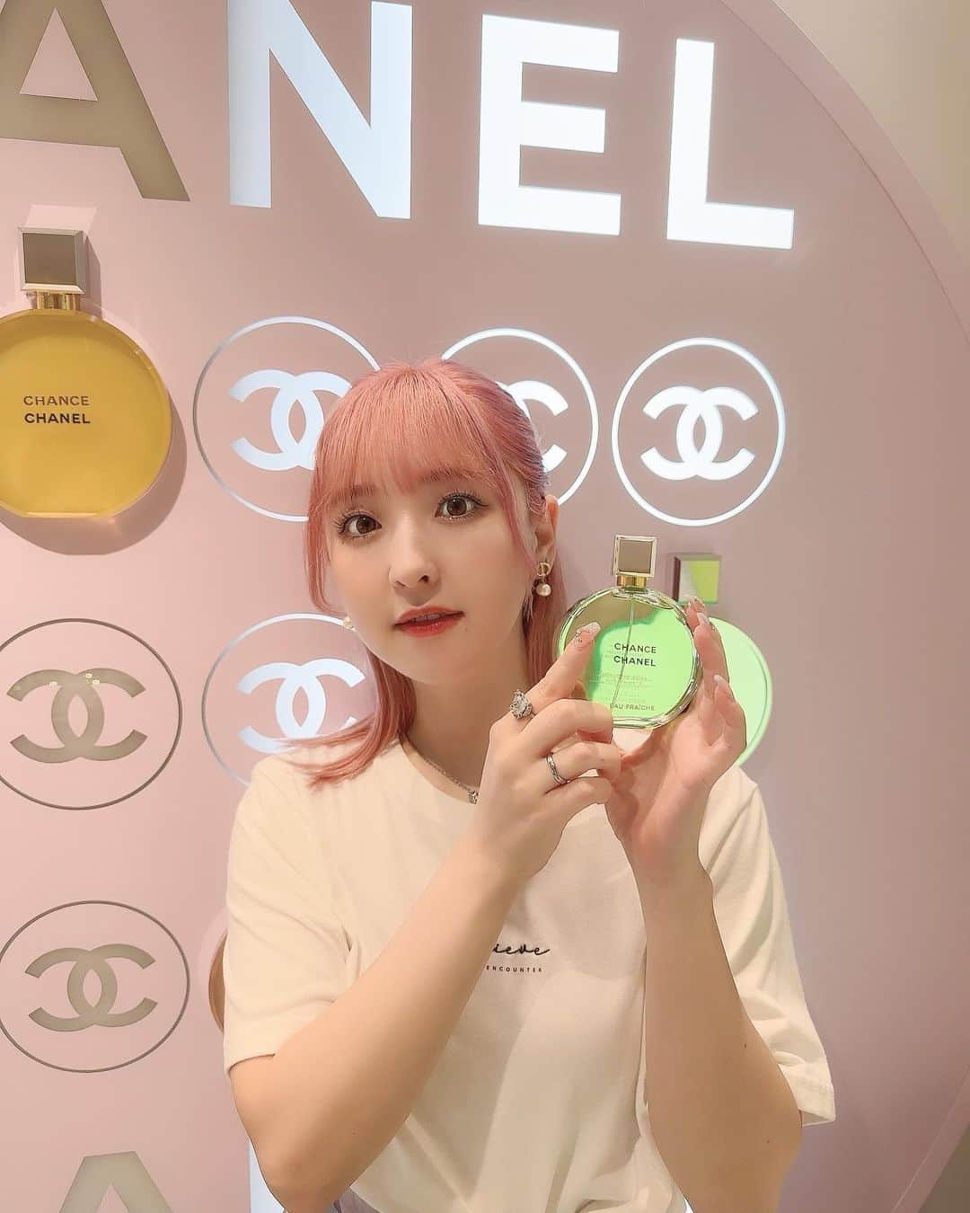 のインスタグラム：「@cosme OSAKA💄 ⁡ ⁡ 本日オープンしたアットコスメ大阪店✨ 一足先にお邪魔しちゃいました🙇🏻‍♀️ ⁡ 期間限定でCHANELの香水の POPUPが開催されてたよ〜！ お試しもできるし色々スタッフさんが 教えてくれるから気になったらぜひ✨ ブースがめちゃくちゃ可愛かったよ……📸😋 ⁡ 大阪店にはコスメサンプルの自販機があったり 東京のアットコスメにはないコスメも！ 買い物めちゃくちゃしちまった〜🥰 ⁡ ⁡ ⁡ #アットコスメオオサカ #アットコスメ #atcosme #atcosmeosaka #chanel #シャネル #lucua #コスメ #pinkhair #haircolor #ootd #ピンクヘア #ヘアカラー #셀스타그램 #얼스타그램 #데일리룩 #오오티디」
