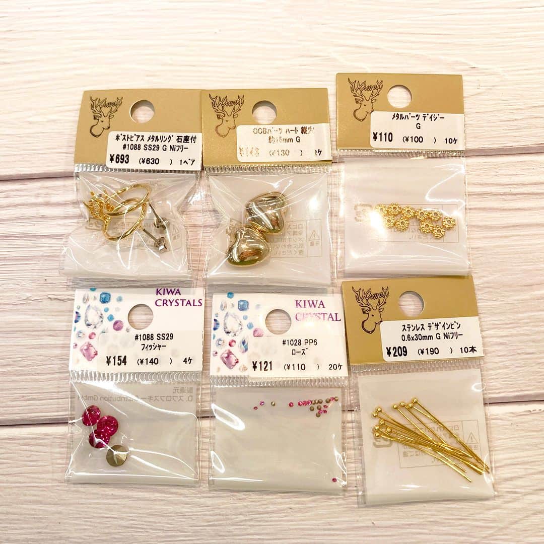 貴和製作所 公式さんのインスタグラム写真 - (貴和製作所 公式Instagram)「【スタッフ作品】クリスタル館  トレンドカラーのピンクを取り入れた大きめハートがポイントのピアスのご紹介です💘  ポストピアスメタルリングを使えば少ない材料で簡単に完成度の高いピアスが完成💡  ハートは軽い素材のCCBパーツなので耳につけても重さで痛くなりません🎈  身につけるだけで一気に華やかになる大振りピアスに挑戦してみてくださいね🌼  【材料】 ●貴和クリスタル#1028 PP6 ローズ…4個(1袋)  ●貴和クリスタル#1088 SS29 フィッシャー…2個(1袋)  ●ポストピアス メタルリング 石座付 #1088 SS29 G Ni フリー…1ペア(1袋)  ●CCBパーツ ハート 縦穴 約15mm G…2個(1袋)  ●メタルパーツ デイジー G …4個(1袋)  ●ステンレスデザインピン 0.6×30mm G Ni フリー…2個(1袋)   ━━━━━━━━━━━━━━━━  スタッフ独自アレンジ作品のため、レシピや材料表はございません。  こちらに頂きましたコメントには返信いたしかねます。ご了承ください。  店舗(オンラインストア含む)により取扱い商品が異なりますのでご了承ください。  時間を短縮しての営業をさせていただいている店舗がごさいます。詳しくはウェブサイトでご確認くださいませ。  ━━━━━━━━━━━━━━━━  #公式貴和製作所 #公式貴和製作所スタッフアレンジ #貴和製作所クリスタル館 #貴和製作所 #貴和クリスタル #貴和クリスタル新色 #kiwacrystals #ハンドメイド　#handmade #handmadeaccessory #accessories #accessory #キラキラアクセ #DIY #ピンク #pink #ピンクコーデ #ピアス #大振りピアス #おでかけ #夏コーデ #summer」9月1日 12時00分 - kiwaseisakujo