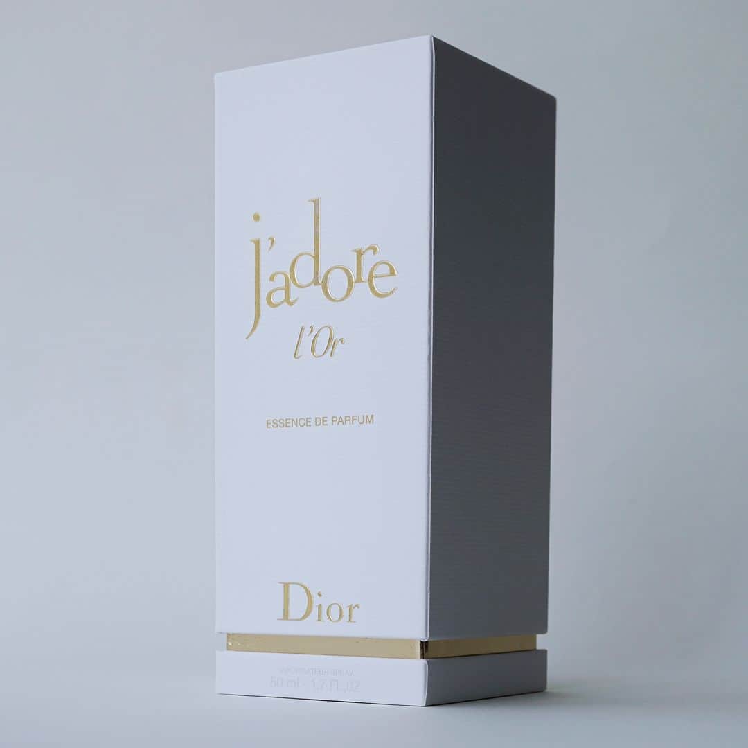 SPURさんのインスタグラム写真 (SPURInstagram)「カルメン・カースの首もと、そしてボトルの曲線を飾るワイヤー状のネックレス