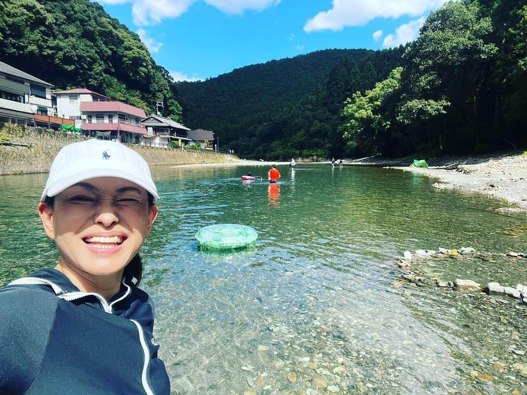 田中美奈子さんのインスタグラム写真 - (田中美奈子Instagram)「キャンピングカー旅の続きです❣️ じぃじのオススメで、川湯温泉へ🏞️川から温泉が湧いているので、水温が冷た過ぎず👍👍 川のすぐ横には水着で入れる源泉掛け流しの温泉もあり最高でした🤗🤗#キャンピングカーの旅 #キャンピングカー旅 #キャンピングカーのある暮らし #川湯温泉 #かわあそび #川遊び日和 #キャンピングカー欲しい #キャンピングカー女子 #japantravel #japantrip #japaneseactresses #アウトドア女子 #アウトドアライフ #温泉巡り」9月1日 12時09分 - tanakaminako0912