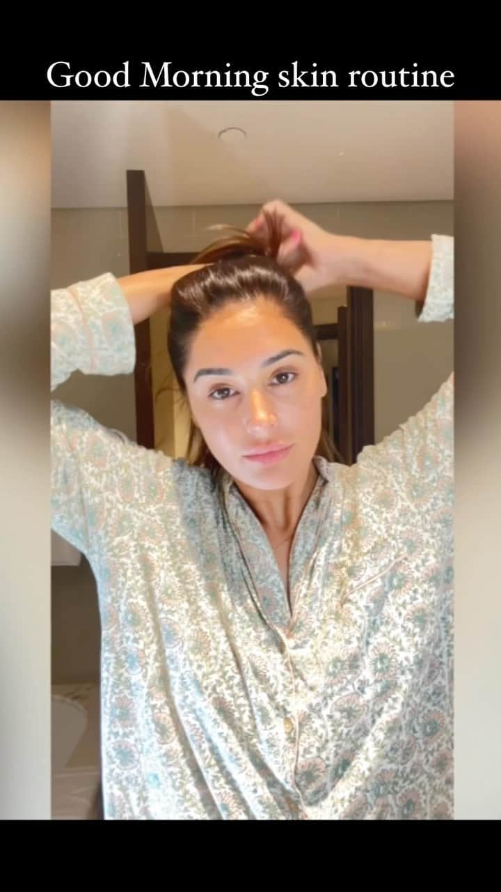 Nargis Fakhri のインスタグラム：「Remember to be grateful.  . Morning skin care  . Face wash - @shirin_aromatics  Eye cream - @lamer  Soft moisturizer- @lamer  Sunscreen - @larocheposay」