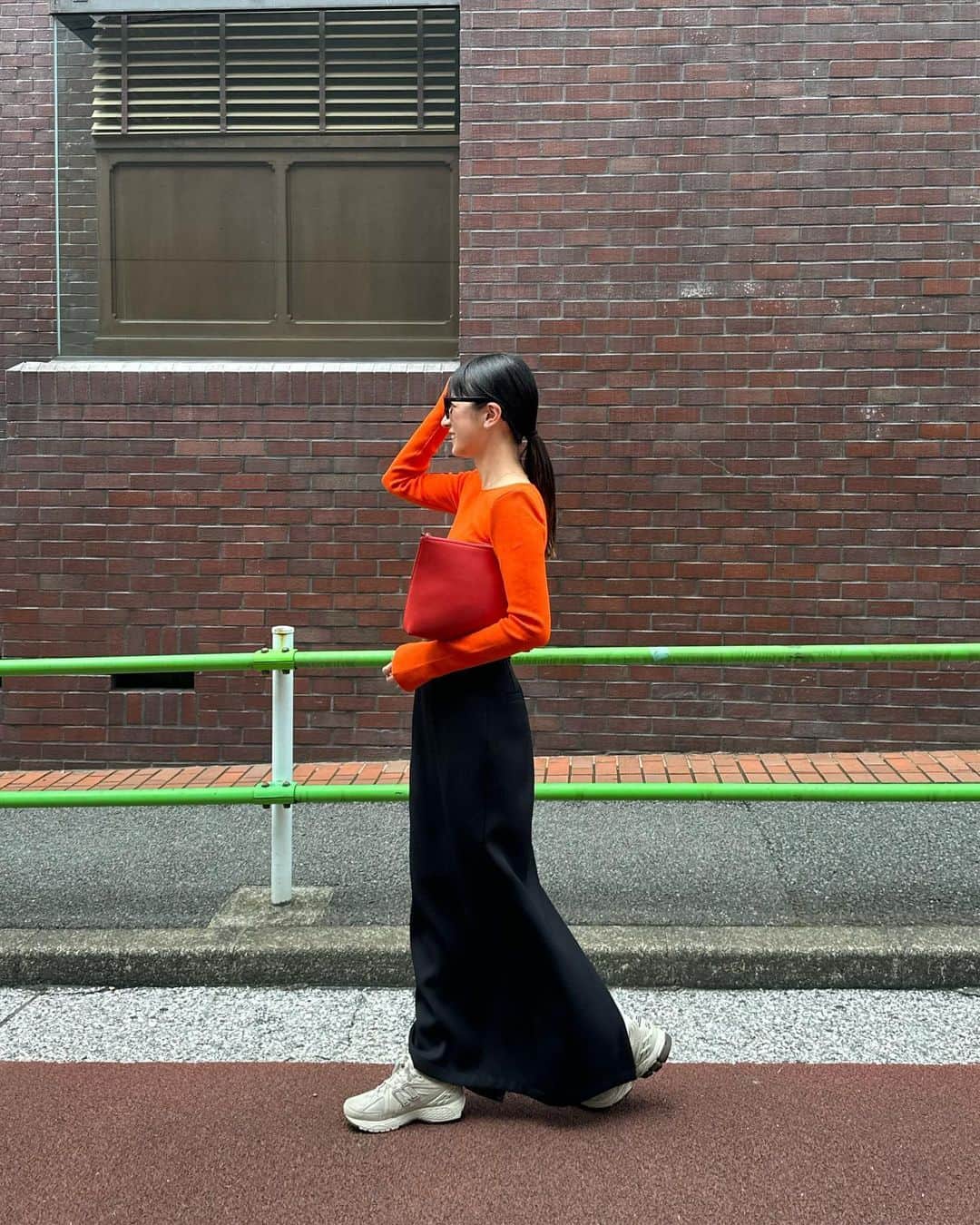 松本恵奈さんのインスタグラム写真 - (松本恵奈Instagram)「久しぶりに派手派手コーディネートにスニーカーで新鮮です❤️🍊 このTOPSは好きすぎて3色買いしました。笑 コクーンスカートは本日発売の新作だよっ♡ 是非お楽しみにっ！ #clane #新作」9月1日 12時11分 - ena1123