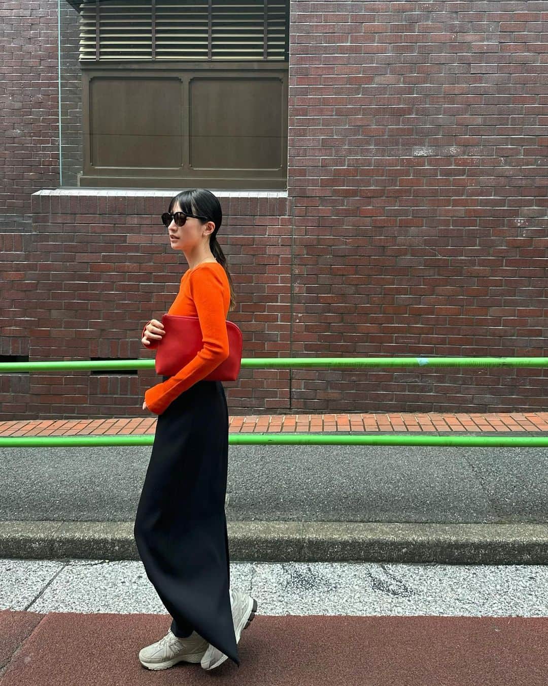 松本恵奈のインスタグラム：「久しぶりに派手派手コーディネートにスニーカーで新鮮です❤️🍊 このTOPSは好きすぎて3色買いしました。笑 コクーンスカートは本日発売の新作だよっ♡ 是非お楽しみにっ！ #clane #新作」