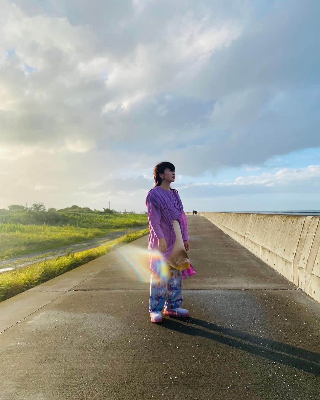 ヒグチアイのインスタグラム：「海に行くとふわっと幸せな気持ちになる。 いつか海沿いに住んでみたい。  明日はNHK名古屋でUta-Tubeラブ旅part2の放送があります✌️  TOPS @teki_atelier」