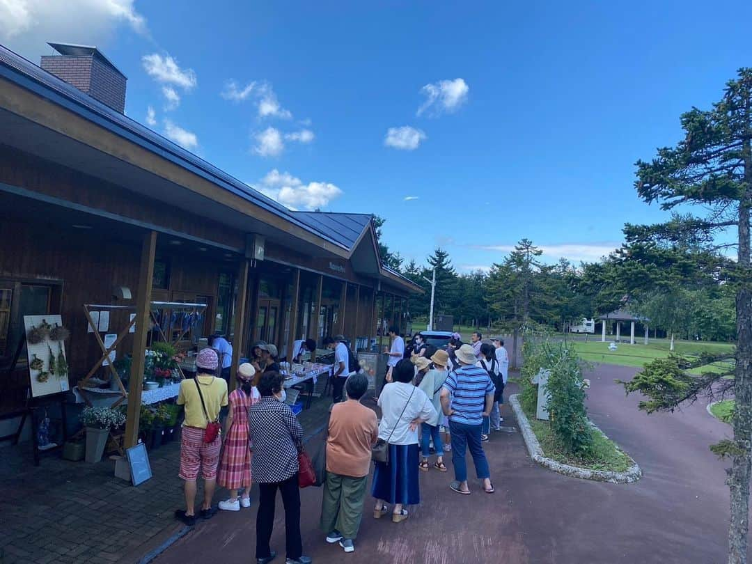 河野真也さんのインスタグラム写真 - (河野真也Instagram)「改めて、中川町での「こやのわマルシェ」にお越し下さった皆さん、ありがとうございました！  ８月の毎週末、小屋のまわりに人が集まっている光景が。  ほんと、嬉しい。  素敵な建築物を実際に見たり写真を見るのも好きなんですけど、中でも住宅が好きで。 そこでの人の暮らしを想像して作られている。 だから、人がそこにいる建物の写真が好きなんです。  人が入って、完成。  中川町の小屋も、やっと完成したのかなぁ。  #北海道 #中川町 #hokkaido #nakagawa #小屋 #hut #cabin #cabinporn   最後の写真 運営チームの皆さん（ほぼ役場の方）、本当にお疲れ様でした！！ 小屋を建てるところから、マルシェの運営、森の案内までなんでもできる最強のチーム！！」9月1日 12時13分 - okurahoma_kawano