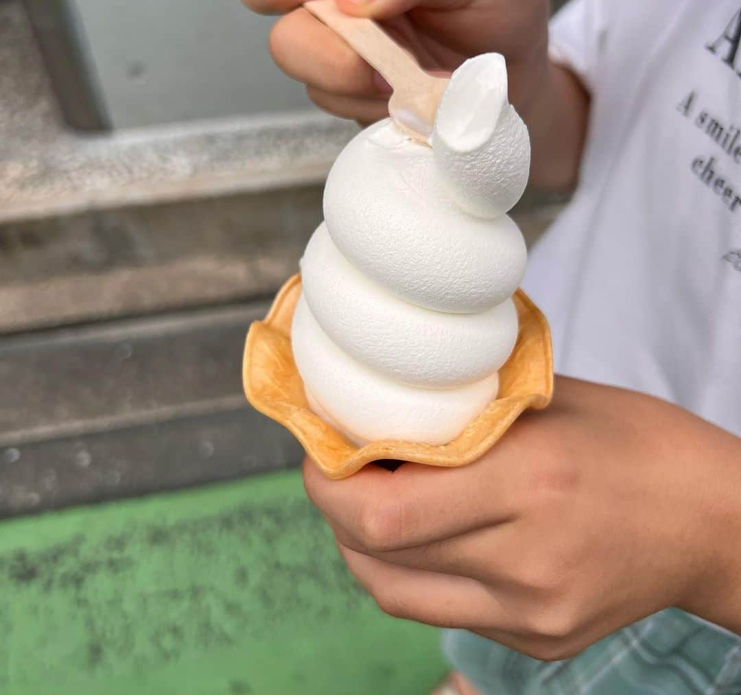 中澤裕子のインスタグラム：「⭐︎⭐︎  昨日 夏休み最後の日、娘とランチ。 その後のデザートに 大好きなKOMARUさん （ @komaru.ice ）の ソフトクリームを🍦  娘がここのソフトクリームは からだに優しいんだよ😊 と教えくれました。私より詳しい☺️  どんどん大きくなる娘。 私と もうそんなに変わらないくらい背が伸びて、 手を繋ぐと私の手のひらに収まっていた娘の手は、 私と同じくらいになりました。  抱っこ紐でずっと抱っこしていた頃が懐かしい✨  １人時間は静かだけど、全然物足りない😆 と、思う９月のスタートの日。」