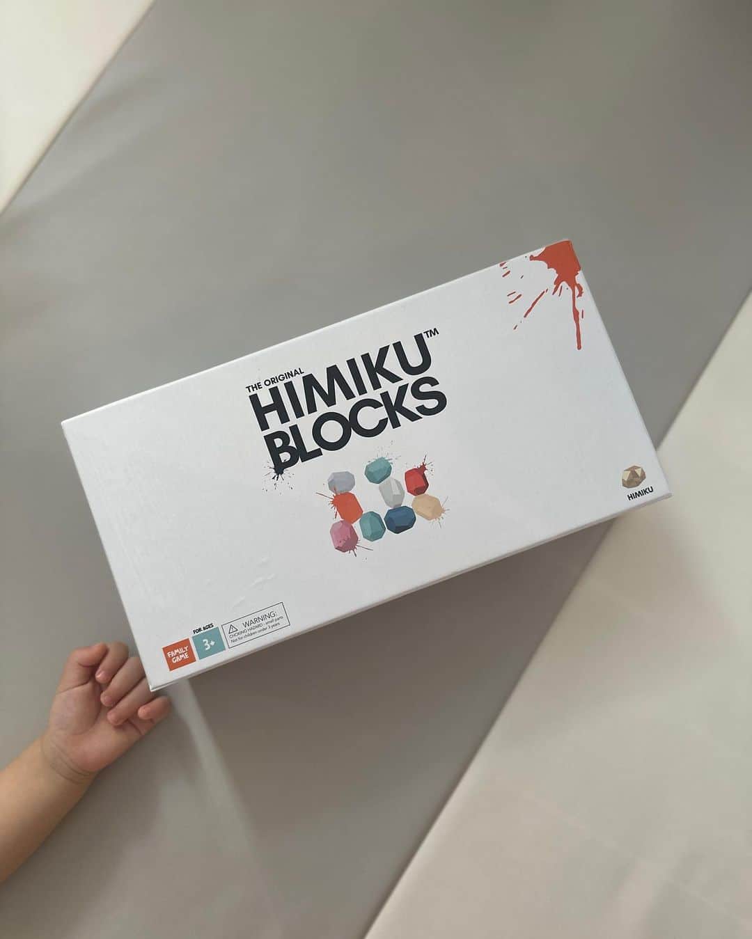 mimiさんのインスタグラム写真 - (mimiInstagram)「珍しいデザインの知育ブロック🧱 Himiku @himikuco  カラーも可愛い🥺🤍 （4色あってヴォルケイニックアッシュにしました☺️）  今はにぎにぎカチカチして遊んでるんだけど そのうち積み木としても遊んでくれるの楽しみだな☺️  ブナ材と毒性のない水性塗料を使用してるので安心✨ プレゼントにもいいよね🎁  今なら定価50%オフとかで購入できるよ♡  更にクーポンコード 【MIMI15】入力で15%オフ  よかったら使ってね✨☺️ ・ #himiku #himikuブロック #himikublocks #知育ブロック #知育玩具 #知育おもちゃ #積み木 #積み木遊び #出産祝い #出産祝いギフト #1歳誕生日 #1歳誕生日プレゼント #お家遊び #子供のいる暮らし #子供のいる生活 #男の子ベビー #赤ちゃんのいる生活 #1歳男の子 #1歳児 #1歳児の遊び #mimiママ日記」9月1日 12時14分 - chan.mi3