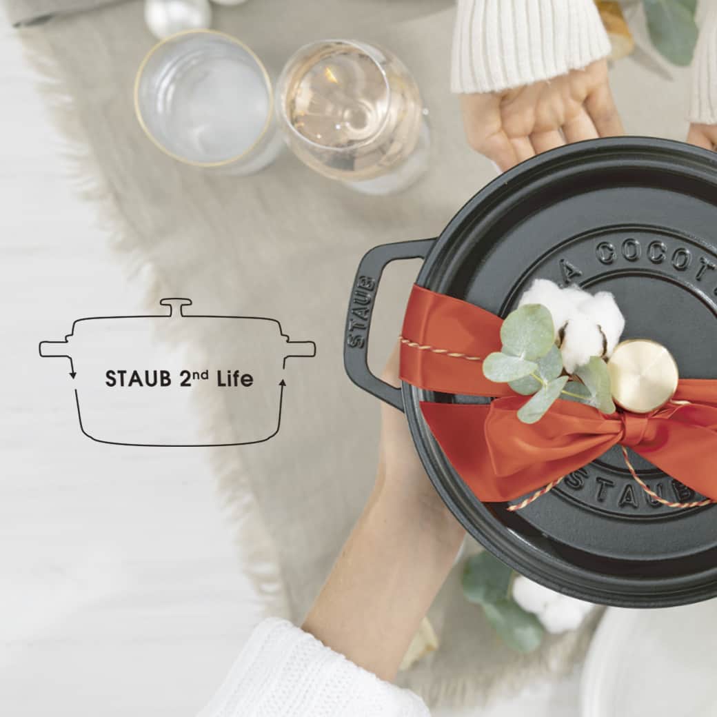 staub ストウブのインスタグラム：「【サステナビリティプロジェクト「STAUB 2nd Life」が始まります】  ご愛用されているストウブ鋳物ほうろう鍋を下取りして、新しいユーザーに販売する サステナビリティプロジェクト「STAUB 2nd Life (ストウブ セカンド ライフ)」を始動。先立って9/14(木) より、ツヴィリング 公式オンラインショップ内の特設ページにて、特別価格での販売を開始します。   厚みのある鋳鉄製で表面にエマイユ(ほうろう)加工を施したストウブは、耐久性に優れており、長い期間使い続けることができます。ですが、使う人のライフスタイルの変化によっては、お持ちのストウブが使われなくなってしまうことも。「持続可能な開発目標（SDGs）」がグローバルな課題と言われる昨今、ブランドとして課題解決に向けた取り組みを模索する中で、ストウブの寿命の長さに着目。様々な理由で使われなくなって眠っているストウブを収集して１点ずつ丁寧にメンテナンス、そして新たな世代へと受け継ぐことによって、ストウブの再生利用に貢献できればと思っています。   「STAUB 2nd Life」プロジェクト　概要  本プロジェクトでは、使わなくなったストウブ 鋳物ほうろう鍋を引き取り、丁寧にメンテナンスした上で、1点ものの貴重な製品として販売します。価格は、製品の状態に応じて希望小売価格の40％〜60％程度に抑えています。 販売は、公式リユース製品のみを掲載しているECサイト「STAUB 2nd Life」で実施。販売する製品は、ピコ・ココットを中心に開始予定ですが、今後ユーザーからの収集状況に応じてラインナッ プを広げていく予定です。   ■日程  販売予定製品一部 公開日：9月8日(金）  販売開始日 ：9月14日（木）  ■特設ページURL： https://staub2ndlife.zwilling.com/pages/about リンクはプロフィールURLからもご覧頂けます。  #STAUB #ストウブ #staub2ndlife」