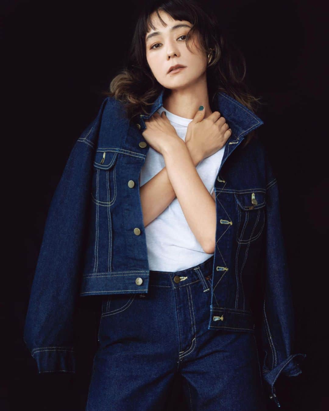 のインスタグラム：「最新号はみんな大好き💙デニム特集👖 130年以上もの歴史を持つ老舗ブランド、Leeのベーシックなデニムは「ずっとはきたい、ずっと持っていたい」名品ばかり。 「STANDARD WARDROBE」シリーズはシルエットやカラーも豊富だから好みのデニムが見つかるはず😉  01🔹RIDERS JACKET ×BOY'S CUT DENIM デニムonデニムのシンプルコーデ。サステナブルなプレオーガニックコットンを使用したジャケットは柔らかな素材感が特徴。ボーイズストレートは程よい太さ。  02🔹STRAIGHT DENIM やや深めの股上と太過ぎないストレートはスタイリングを問わない優秀アイテム。 ジャストウエストではもちろん、サイズを上げてローライズではいても。  03🔹DENIM SKIRT 程よくタイトなシルエットが女性らしいムード。絶妙なミディ丈にトレンドのロングブーツをあわせて。  04🔹LEAN FLARE DENIM 美脚を狙うなら断然フレア！ 浅めの股上と70年代を感じさせるやや広めのフレアシルエットで女っぽく。  @leejeansjp  #lee #leejapan　#leejeans　#リージャパン #standardwardrobe　#pr」