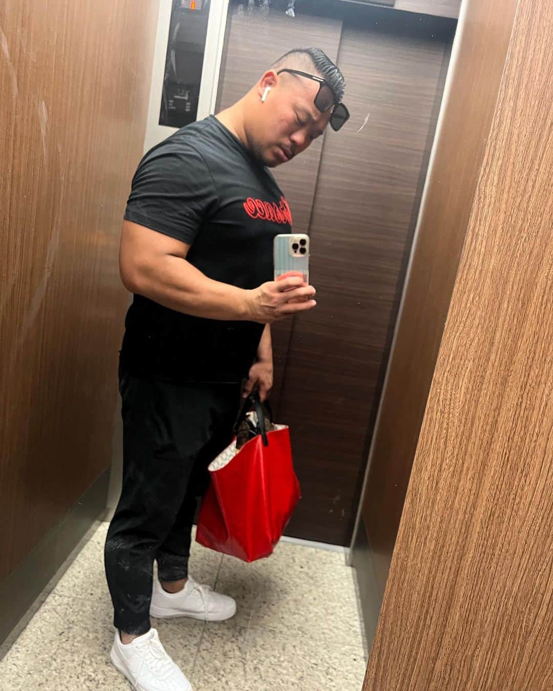 飯野雄貴のインスタグラム：「赤もいいかもよ😊 #ddtpro#フェロモンズ#プロレス#筋トレ筋肉トレーニング#トレーニング#パーソナルトレーナー#筋肉痛＃パーソナルトレーニング#パーソナル」