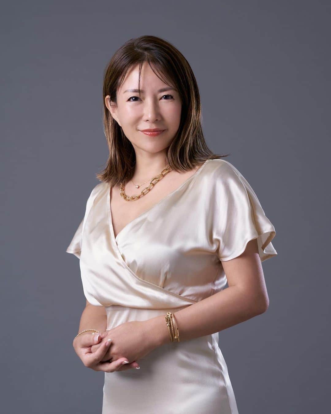 のインスタグラム：「. 河村 真木子 × EmiriaWiz  柔らかく滑らかな質感のあるシルク生地を使用した、高級感溢れる一着に仕上がりました。 胸元が深く開いたカシュクールデザインが、女性らしく美しいシルエットを引き立ててくれます。 上品で落ち着いた印象を与えつつ、特別な日に華やかさを添えてくれます。  Brille comme toi cache-coeur dress White ¥42,680-  【POP UP STORE開催のお知らせ】 2023.9.6(水)〜9.12(火) 伊勢丹新宿店 本館2階 センターパーク/ステージ2 A/W collectionを中心に先行販売を行います。 コラボアイテムや豪華ノベルティ、イベントの開催が決定しておりますのでぜひお立ち寄りくださいませ。 皆様のご来店をお待ちしております。  #emiriawiz #エミリアウィズ #愛沢えみり #河村真木子」