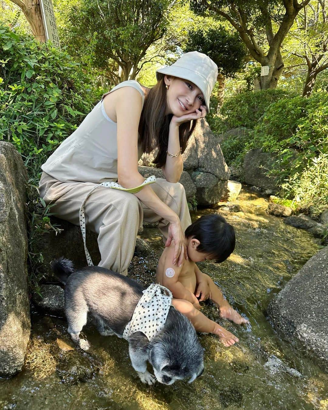 里海のインスタグラム：「9月ですね😊 私達の夏はまだまだ終わらない☀️  3975gというビッグな大きさで 産まれてきて それでもあの頃は小さかったなぁ😌 と思うあっという間の1年です！！  母子手帳のグラフ📈から はみ出て、記入できないサイズで 笑えますが 私にとっては小さな子❤️  ３歳になったら幼稚園とか 行かないとですし こうやって 毎日遊べるのも時間が 限られてるのかぁと思うと たくさん遊んであげたいです😌  プーちゃんも今年１５歳に なりますし、2人には毎日最高の 日々を送ってもらいたい❤️  大変だなぁと思うことはあっても 2人に対して 1ミリもイライラしたり 怒りたいという感情は持ったことないです！！ (子供にはそのうちのなるのかなぁ？ まだ想像できないです😙)  お洋服は @alphatauri  まつ毛は @lovecurl.eyelash で🥰 とてもナチュラルに 付けてくれるので いつもお世話になってます🥰  毎朝の日課の 人工の川遊び😁😁  オムツ一丁でワイルドすぎるので ラッシュガードでも 履かせてあげようと 思ってます😅😅😅😅」