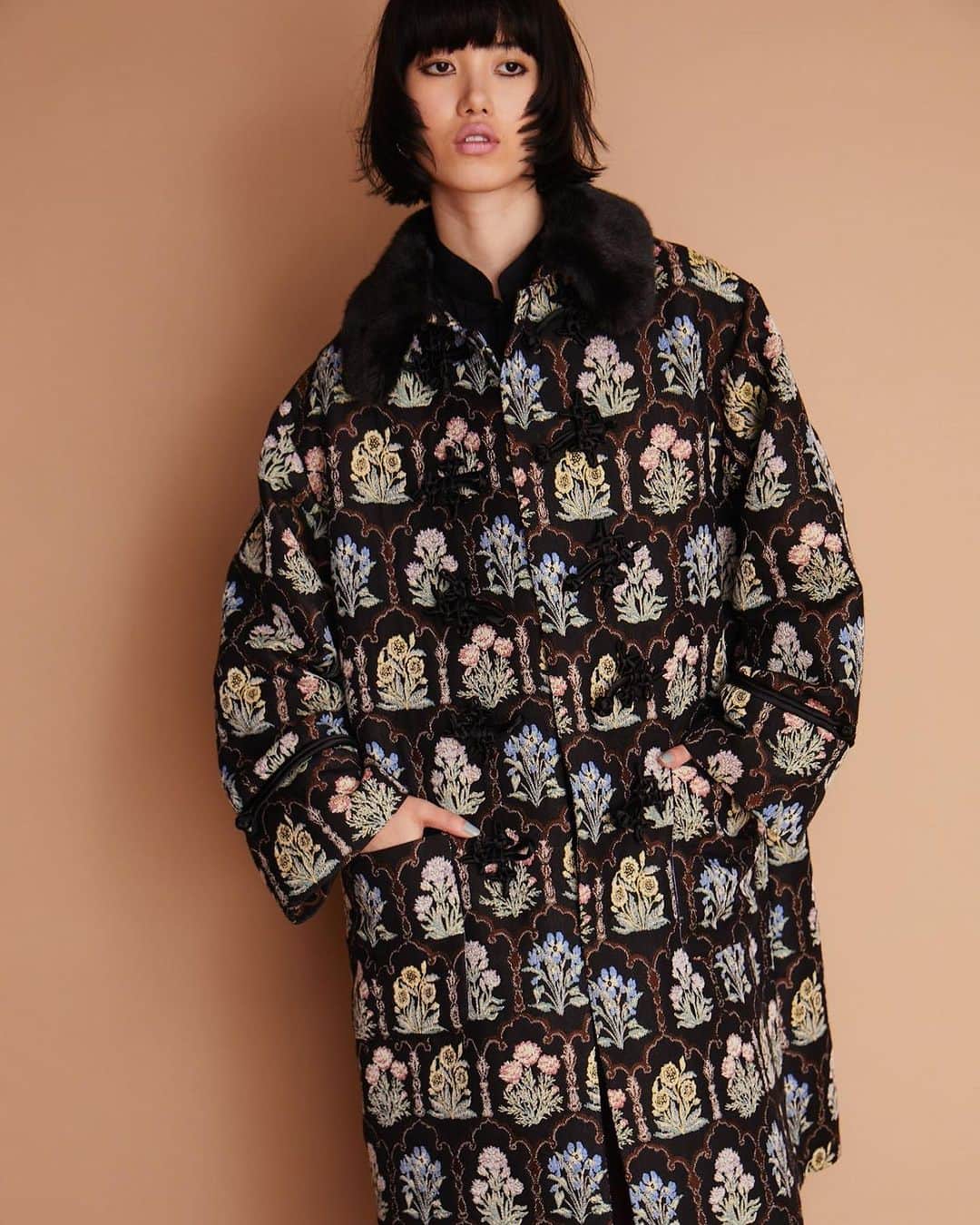 のインスタグラム：「💐 .  《 KEITAMARUYAMA 2023 Autumn & Winter Collection 》  「Love Me Tender」  「やさしく愛して」という意味を持つこの言葉、 多くの人は、エルビス・プレスリーの曲を思い浮かべるでしょう。  まさに、その曲からインスパイアされたコレクション。  ロカビリーやR＆Bを愛するTEDDY BOYのスタイルをベースに、 レディライクとハンサムウーマンの2つのテイストを軸に1950年代の気分で構成されています。  #keitamaruyama  #2023AW #lovemetender」