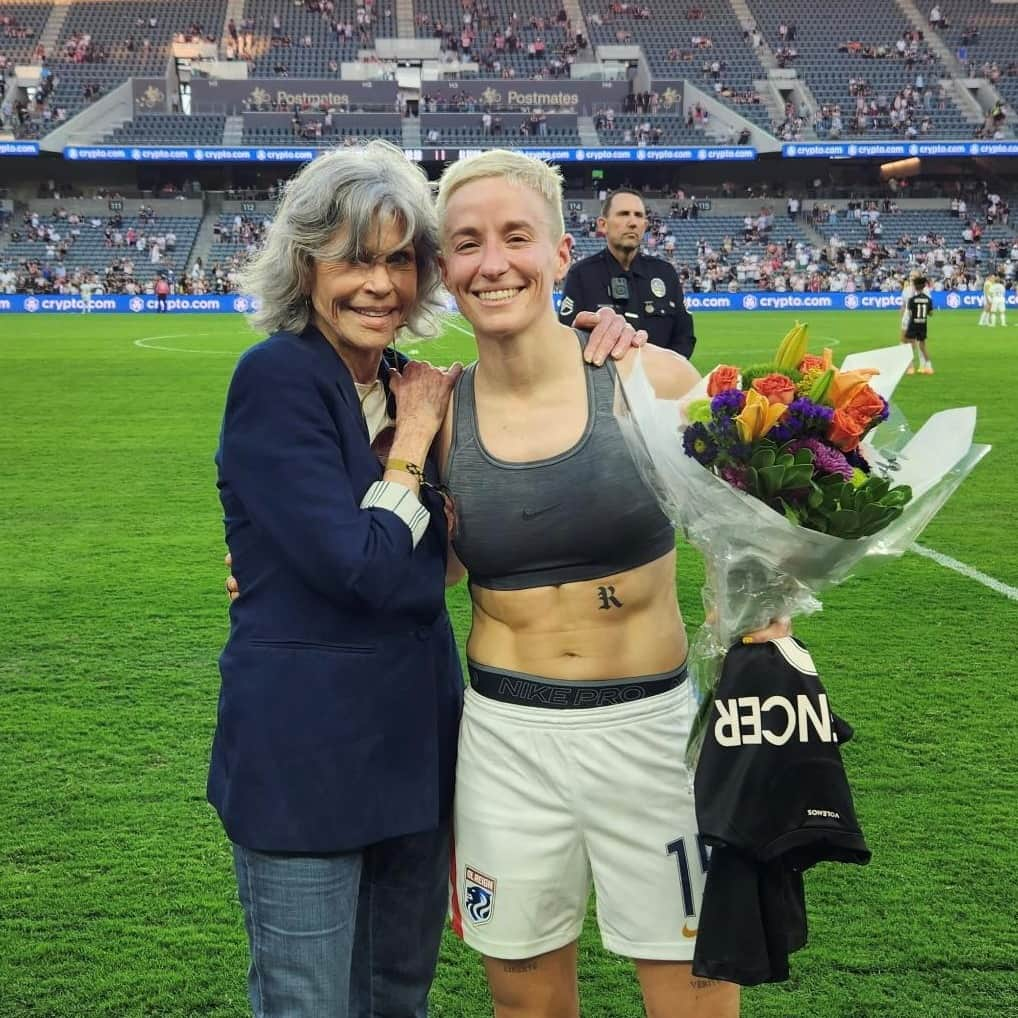 ジェーン・フォンダのインスタグラム：「LATEST BLOG POST - ANGEL CITY: MY FIRST WOMEN’S SOCCER GAME https://www.janefonda.com/2023/08/angel-city-my-first-womens-soccer-game/  I recently attended the first soccer game of my life and the first women’s sports game. The Angel City team of Los Angeles against Seattle’s OL Reign. It was so exciting; I want to make it a regular thing. Thrilled that I got to see Megan Rapinoe, with the OL Reign, play.  This happened to be her last game in LA, and her last season, she’s retiring, which makes me very sad as I admire her profoundly on many levels. As much as I admire Megan, I had to root for my home team, Angel City, which happens to be owned by a number of my friends including Natalie Portman, Cindy Holland and Eva Longoria.  AND WE WON!   @olreign @mrapinoe @weareangelcity #AngelCityFC #ReignSupreme」