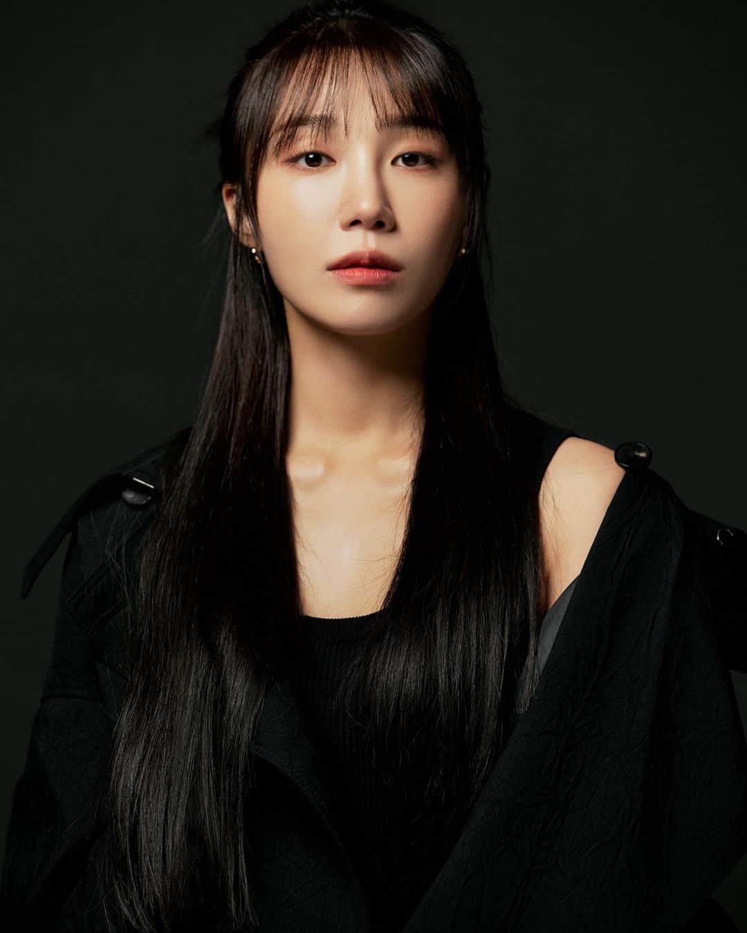 チョン・ウンジのインスタグラム：「New☀️  📸 @keep_young  💇‍♀️ @soonsookyu  💄 @makeuphyohyo  💃 @hijibin @damieez」