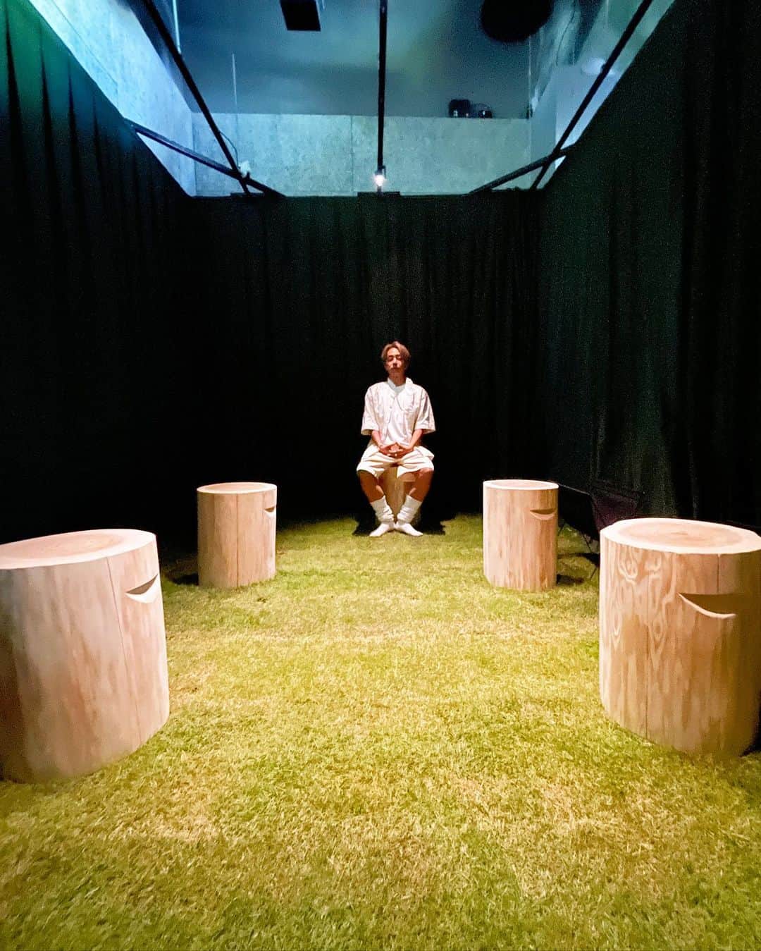 奈良裕也さんのインスタグラム写真 - (奈良裕也Instagram)「🌿資生堂が展開するスキン＆マインドブランド「BAUM」　@baum_global  9/2~9/3の2日間で一般向けPOP-UPイベントを開催🕊️ 一足早く前日9/1のプレビューイベントに行ってきました 森林の香り溢れる会場に心と体が浄化され 本物の芝の上での瞑想体験でリラックス🧘 僕はFOREST EMBRACEのルームスプレーがお気に入り✨✨✨  #PR #BAUM #バウム #肌と心が深呼吸する森 #森林浴美容」9月1日 12時34分 - yuyanara
