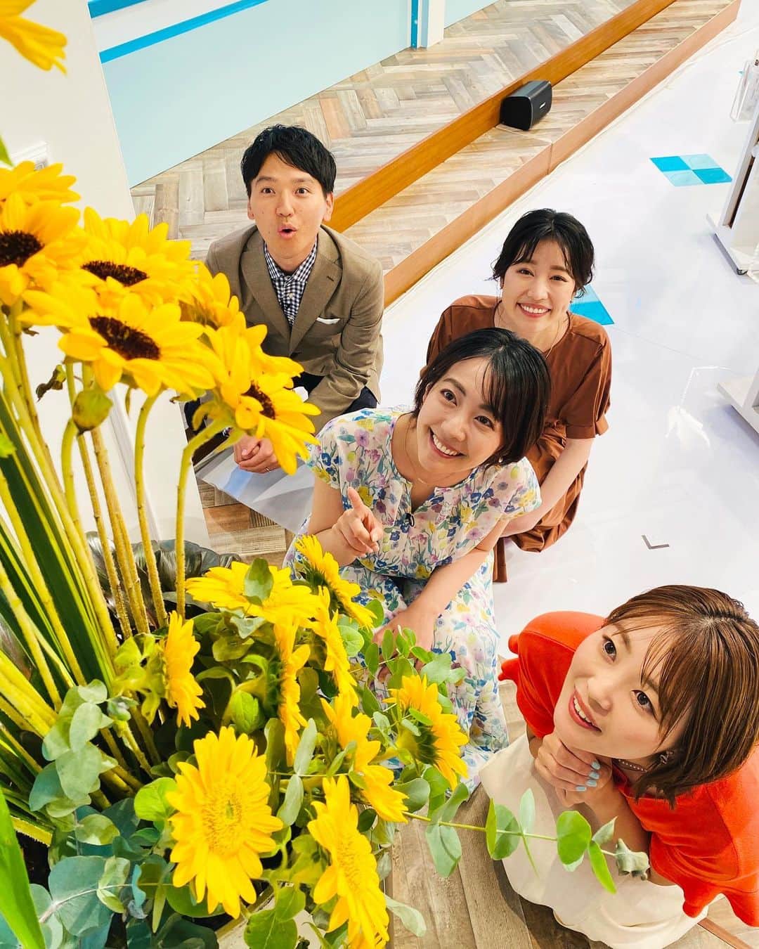 うえむらちかのインスタグラム：「ℍ𝕆𝕄𝔼 ⁡ 本日から9月💎 ということで暑い夏も終わり……？ かと思いきや、まだまだ暑い日が続きそうですね🥵 ⁡ #ピタニュー のスタジオでは 季節に合わせた花も活けてあるので、そちらもぜひご注目ください🌼 ⁡ 本日は金曜日、ということで 今日も16:40〜金曜日パートナーとして出演します📺 ⁡ ⁡ #広島ホームテレビ #HOME #コメンテーター #アナウンサー #広島テレビ番組 #衣装 #スタイリスト #コーディネート」