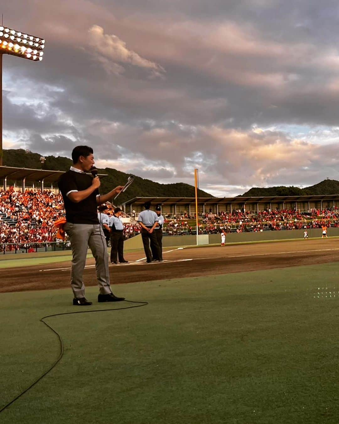 高橋大輔さんのインスタグラム写真 - (高橋大輔Instagram)「昨夜  ジャイアンツ2年振りの岐阜でナイスゲームでした〜😊  岐阜のジャイアンツファンの皆さんの応援が最後までテンション落ちる事なく熱かった！  笑顔で帰っていく姿が嬉しかったです✨  私は相変わらず‥ピチのムチのTシャツで‥（笑）  勝負の9月⚾️  次戦のホール戦は8日・金曜日〜 東京ドームで対ドラゴンズ3連戦です🏟️  お待ちしております🎤  #読売ジャイアンツ #ジャイアンツ #プロ野球 #岐阜 #長良川球場 #ジャビット #スタジアムmc #髙橋大輔 #高橋大輔」9月1日 12時38分 - daisuke_72