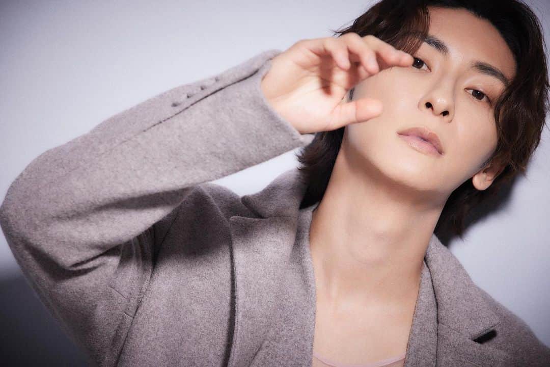 與真司郎のインスタグラム：「I’m featured in the October edition of GQ JAPAN! The magazine is out now, please check it out😊  9/1発売 『GQ JAPAN』10月号に掲載していただきました😊 今の僕の思いが、少しでも多くの方に伝わってくれたら嬉しいです。 ぜひチェックしてください！！  @dior   @gqjapan   Photo by @kazuyoshi_shimomura  Styling by @masayukisakurai1009  Hair & Make-up by Maki Sato Words by Kosuke Kawakami Edited by @keitakun」