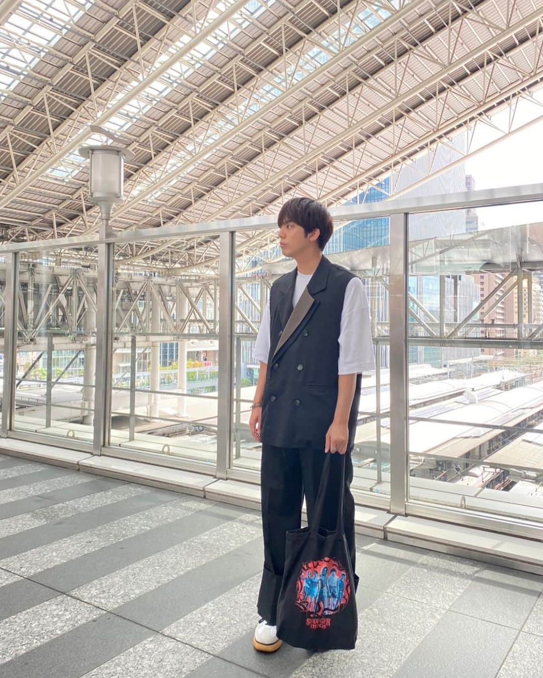 竹下健人さんのインスタグラム写真 - (竹下健人Instagram)「9月の始まり。 今年も夏が そろそろ終わりを迎えますね。 まだまだ暑いけど。  ワクワクすることもたくさんあったし 一生忘れない悲しいこともあった。  感じるものが増えて 大人になったんやなぁって 思うこともしばしば。  さてさて。 連日お仕事楽しんでます。  現場での経験を もっと積みたいです。  30やからなんや。 こっからこっから。  今月も宜しくお願い致します！  #photo #instagood #ootd #onitsukatiger #delecity  #fyp #9月 #september  #役者 #俳優 #竹下健人」9月1日 12時40分 - tkst_knt