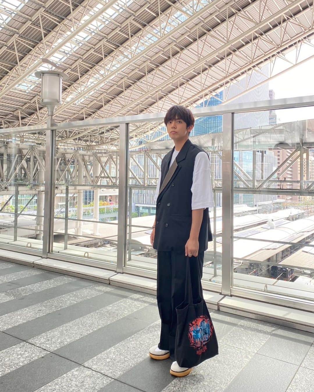 竹下健人さんのインスタグラム写真 - (竹下健人Instagram)「9月の始まり。 今年も夏が そろそろ終わりを迎えますね。 まだまだ暑いけど。  ワクワクすることもたくさんあったし 一生忘れない悲しいこともあった。  感じるものが増えて 大人になったんやなぁって 思うこともしばしば。  さてさて。 連日お仕事楽しんでます。  現場での経験を もっと積みたいです。  30やからなんや。 こっからこっから。  今月も宜しくお願い致します！  #photo #instagood #ootd #onitsukatiger #delecity  #fyp #9月 #september  #役者 #俳優 #竹下健人」9月1日 12時40分 - tkst_knt