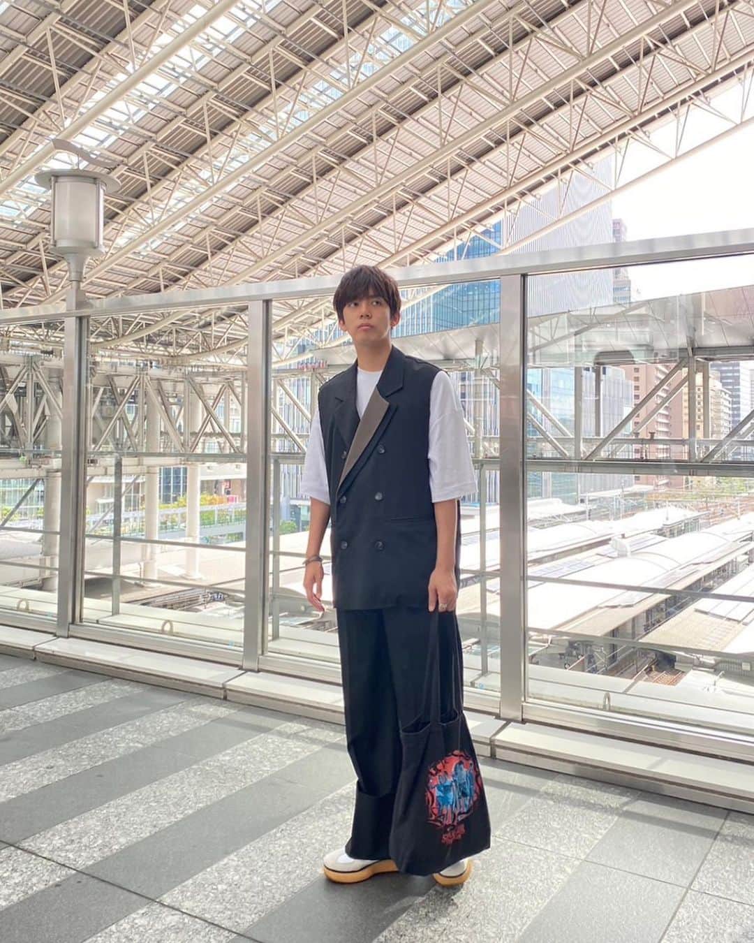のインスタグラム：「9月の始まり。 今年も夏が そろそろ終わりを迎えますね。 まだまだ暑いけど。  ワクワクすることもたくさんあったし 一生忘れない悲しいこともあった。  感じるものが増えて 大人になったんやなぁって 思うこともしばしば。  さてさて。 連日お仕事楽しんでます。  現場での経験を もっと積みたいです。  30やからなんや。 こっからこっから。  今月も宜しくお願い致します！  #photo #instagood #ootd #onitsukatiger #delecity  #fyp #9月 #september  #役者 #俳優 #竹下健人」