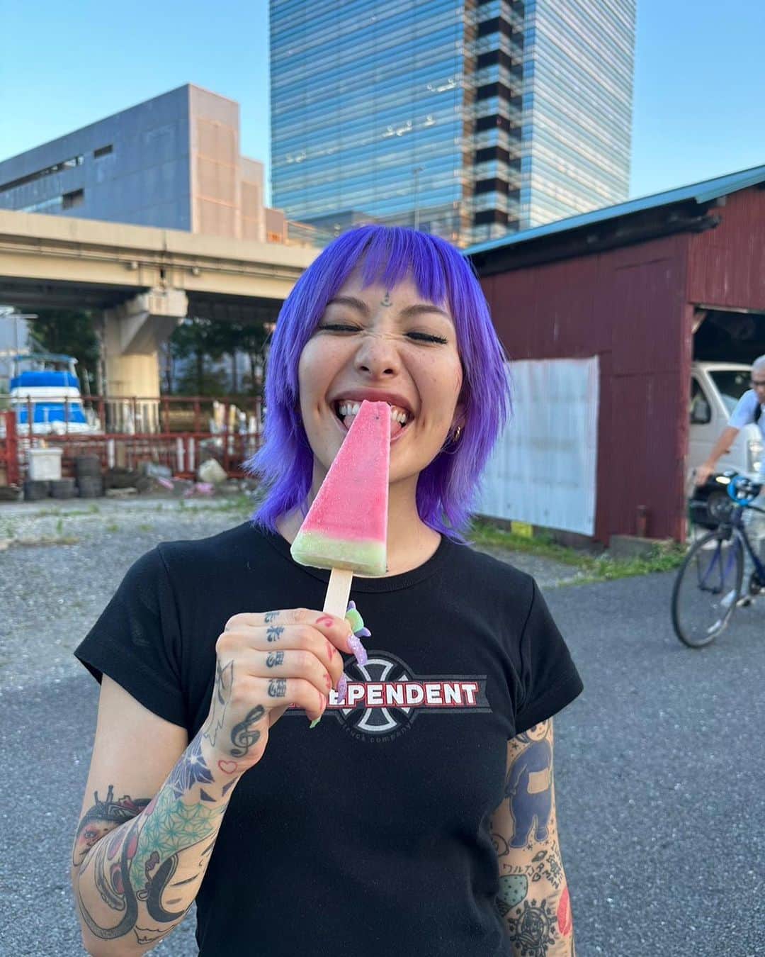 のインスタグラム：「まだまだ夏は終わらせないぜ！！！  SEE YOU!  ミュージックビデオ見てね🍉  https://youtu.be/E7YaAIHmGRM?si=kzOyNQu27YvjPiXf」