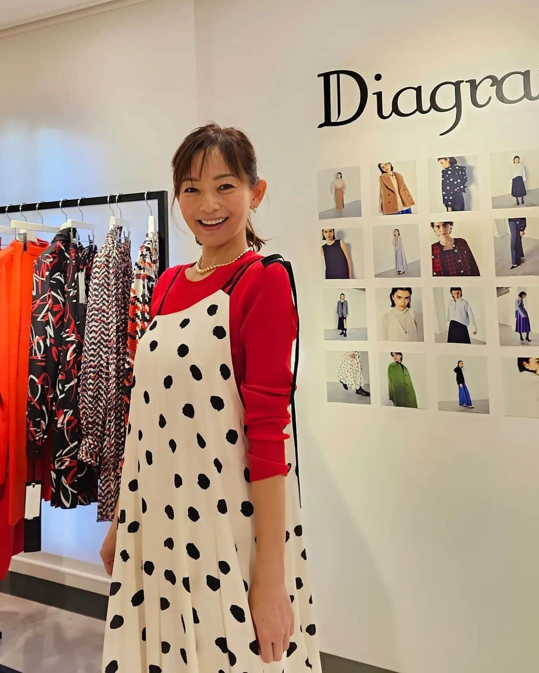 佐藤純のインスタグラム：「大好きなブランド❤  @grace_continental.div @diagramofficial @graceclassofficial  @carvingtribes   4ブランドAW合同展示会へ😍  毎回可愛すぎてたくさん試着しちゃう😆  1枚目の赤も可愛い。  3枚目のニットのセットアップも好きすぎる。  グリーンのコートも可愛いー。  6枚目のコート！ノエちゃんと色違いで着てみた。どっちのカラーも素敵。  8.9枚目は一目惚れー😍(これに決～めた💕)  こんな感じでいつも試着しまくりな私です。  可愛い3姉妹のようなみんなにも会えて楽しい展示会でした😊  @noeee128 @iam____yrk @ikuhiaoki  #gracecontinental  #graceclass  #diagram  #carvingtrbes  #グレースコンチネンタル #グレースクラス #ダイアグラム #カービングトライブス #展示会 #ママ #ママモデル #モデル #mama #mamamodel #model」