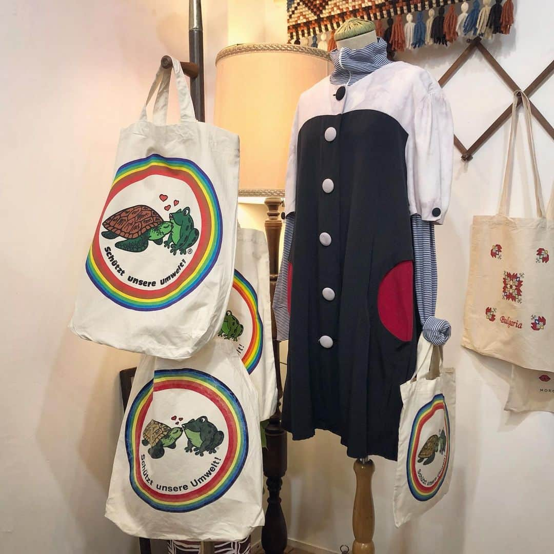 floorさんのインスタグラム写真 - (floorInstagram)「本日も19:00まで 皆さまのご来店お待ちしています eco bagも 入荷です〜🐢🐸🌷🫦  9月もどうぞよろしくお願いいたします  #大阪古着屋#南船場古着屋#南船場floor#vintageclothing  #vintage#vintageshop」9月1日 12時45分 - floor_vintage_clothing