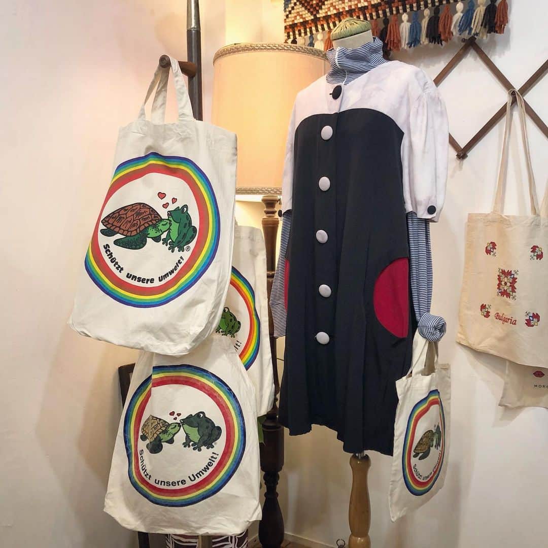のインスタグラム：「本日も19:00まで 皆さまのご来店お待ちしています eco bagも 入荷です〜🐢🐸🌷🫦  9月もどうぞよろしくお願いいたします  #大阪古着屋#南船場古着屋#南船場floor#vintageclothing  #vintage#vintageshop」