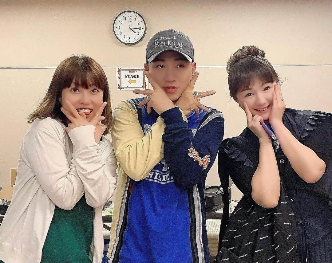 前田友理香のインスタグラム：「パコちゃんと、 先日！ あの、ホストの田中　雪男さんのライブに行ってきましたぁ！！  キム・ギョンウクさん扮する @tanaka_oishikunare 『TANAKA』さんです！！  コントライブではなく、歌のライブでしたぁぁ！ 堪能させて頂きましたぁ👏  コントも見たかったなぁ👀  芸人さんなんだけど、元芸人の私が同業者にこんなにキュンキュンしちゃうなんて🫣💕  夏の素敵な思い出になりましたぁε(*╹◡╹*)з  マジで歌お上手でしたぁ！！  ゲストのちゃんみなさんも素敵すぎましたぁ💖💖💖  #キムギョンウク #TANAKA #田中雪男 #芸人 #コメディアン　#ネモラファミリー #김경욱　#namollafamily」