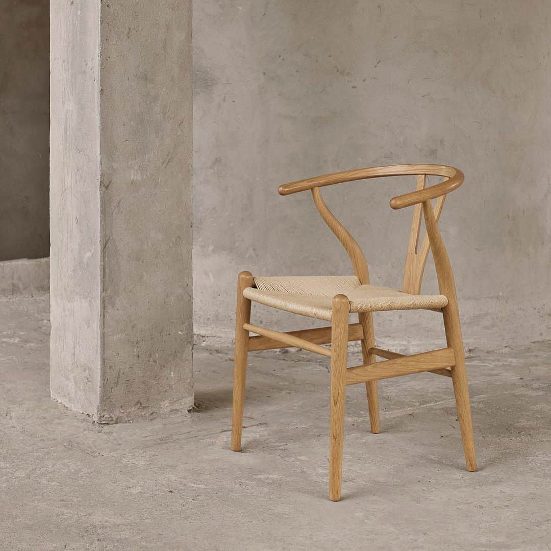 ザ･コンランショップさんのインスタグラム写真 - (ザ･コンランショップInstagram)「. CH24 Wishbone Chair Exclusive Offer  タイムレスな魅力を放つデニッシュモダンの代名詞として世界中で愛されるハンス J. ウェグナーの名作チェア「CH24」を特別価格（一律¥101,640税込）にてお買い求めいただける「CH24 Wishbone Chair Exclusive Offer」を開催いたします。   〈対象商品〉 CH24 オーク材、ナチュラルペーパーコードSH45cm *ソープ仕上げ / オイル仕上げ 1脚からオーダー可能 *ブラック塗装 / ホワイトオイル仕上げ 2脚からオーダー可能   ●対象店舗：新宿店、伊勢丹新宿店、丸の内店、神戸店、福岡店、オンラインショップ ●開催期間：9月1日(金) ー 11月30日(木)  #TheConranShop #conranshop #modernliving #interiordesign」9月1日 12時49分 - theconranshop.japan