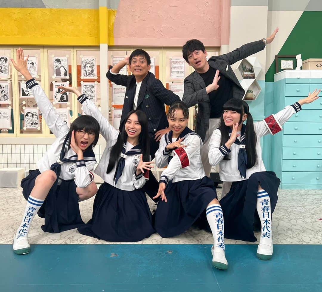 新しい学校のリーダーズのインスタグラム：「NHK #あさイチ 生出演🌞 華丸さん、大吉さんとお写真🌞  "マ人間"、"オトナブルー"を生パフォーマンスしました🎤 ありがとうございました！ @nhk_asaichi」