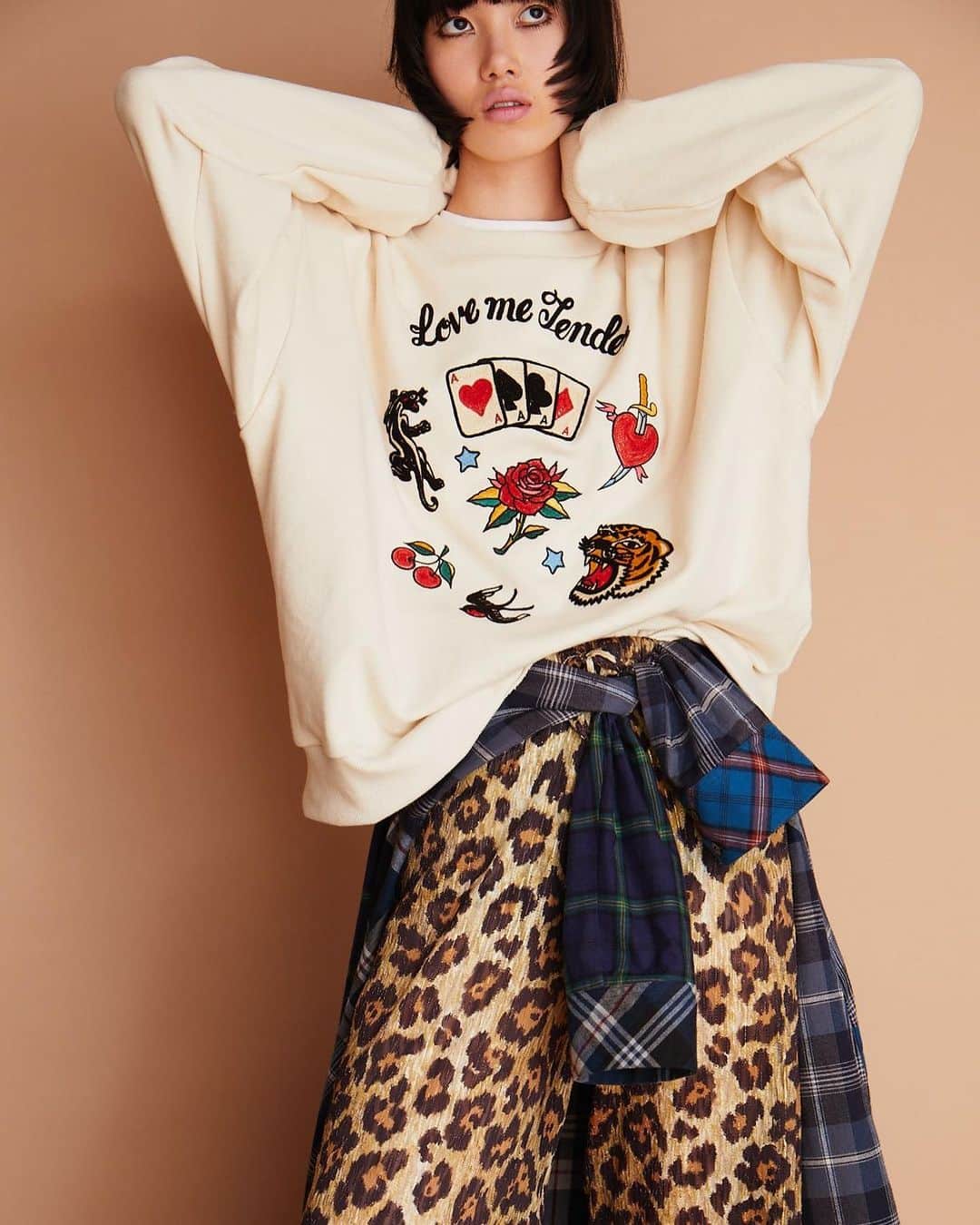 のインスタグラム：「🐾 .  《 KEITAMARUYAMA 2023 Autumn & Winter Collection 》  「Love Me Tender」  「やさしく愛して」という意味を持つこの言葉、 多くの人は、エルビス・プレスリーの曲を思い浮かべるでしょう。  まさに、その曲からインスパイアされたコレクション。  ロカビリーやR＆Bを愛するTEDDY BOYのスタイルをベースに、 レディライクとハンサムウーマンの2つのテイストを軸に1950年代の気分で構成されています。  #keitamaruyama  #2023AW #lovemetender」