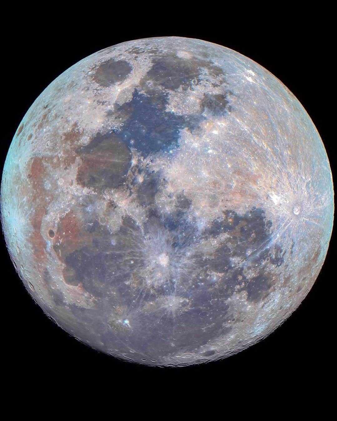Earth Picsのインスタグラム：「A look at yesterday’s “Super Blue Moon” photographed in Las Vegas! 📸 by @skybeyondthelights」