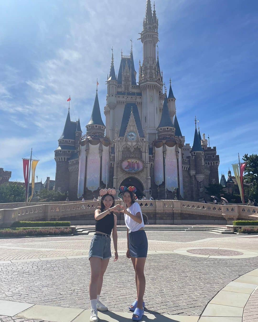 佐藤逸香さんのインスタグラム写真 - (佐藤逸香Instagram)「弾丸ディズニーしてきた🏰🐭  約4年ぶり(？)のランド 猛暑の中休憩なしで歩きっぱなしはさすがに疲れたけど楽しかった🤍  #ディズニー #ディズニーランド #ディズニーコーデ」9月1日 12時52分 - itsuka_s_99