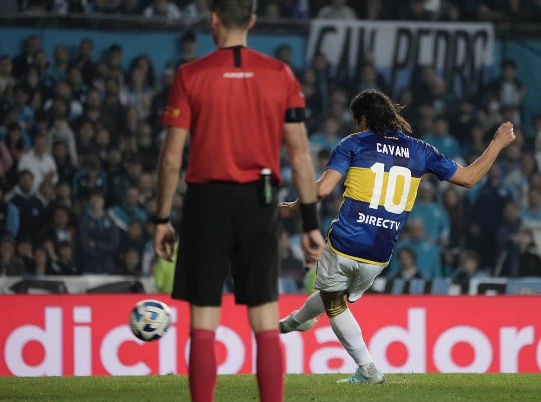 エディンソン・カバーニのインスタグラム：「Un paso más,felicitaciones a todos 💪🔵🟡.Bocaaa Bocaaa… @bocajrsoficial」