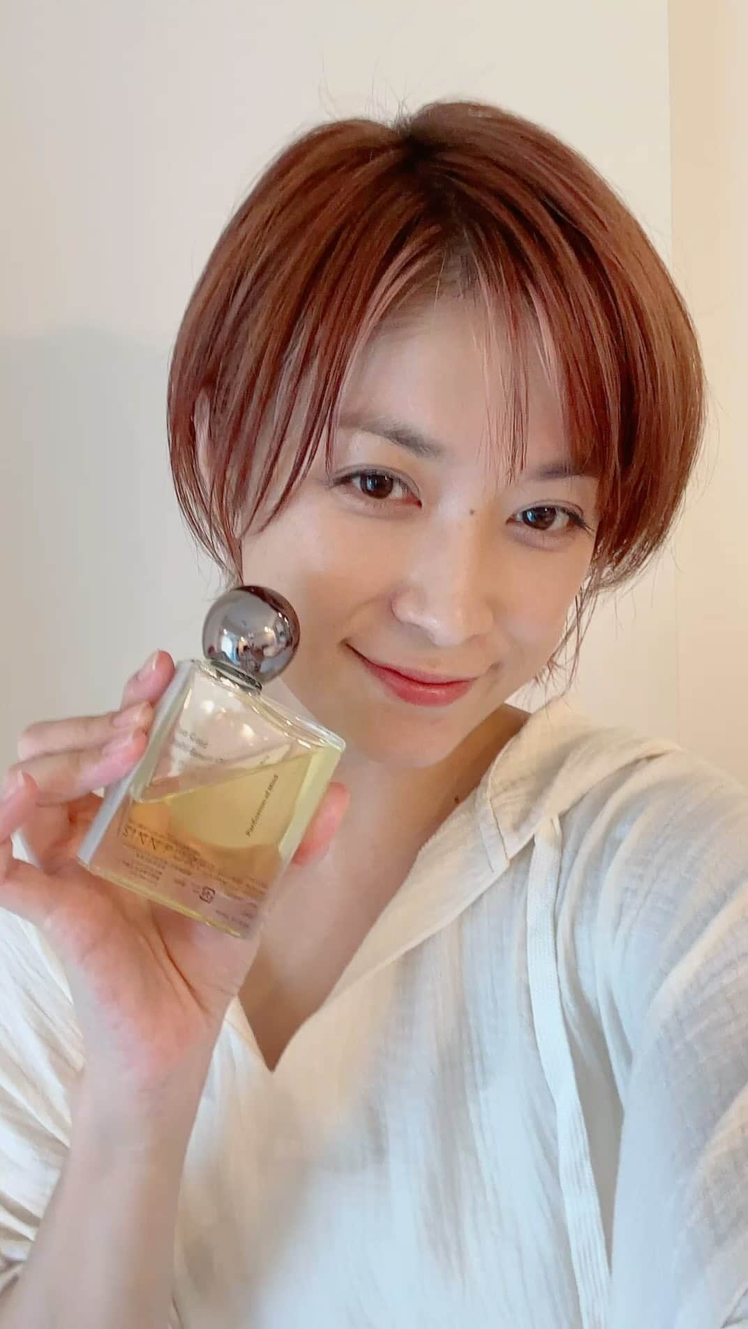大谷みつほのインスタグラム：「心が穏やかになる香り。 幸せだ…♡疲れてても復活する〜 ヘアサロンで教えてもらってから ずっと愛用しています。 香水つけれない体質だから嬉しい✨ #vain #ヘアオイル#ボディオイル #癒し#心理カウンセラー#ショートヘア」