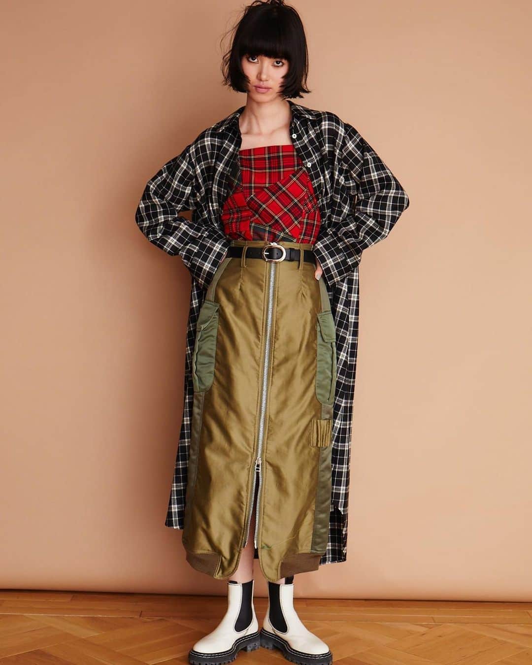 のインスタグラム：「🦨 .  《 KEITAMARUYAMA 2023 Autumn & Winter Collection 》  「Love Me Tender」  「やさしく愛して」という意味を持つこの言葉、 多くの人は、エルビス・プレスリーの曲を思い浮かべるでしょう。  まさに、その曲からインスパイアされたコレクション。  ロカビリーやR＆Bを愛するTEDDY BOYのスタイルをベースに、 レディライクとハンサムウーマンの2つのテイストを軸に1950年代の気分で構成されています。  #keitamaruyama  #2023AW #lovemetender」