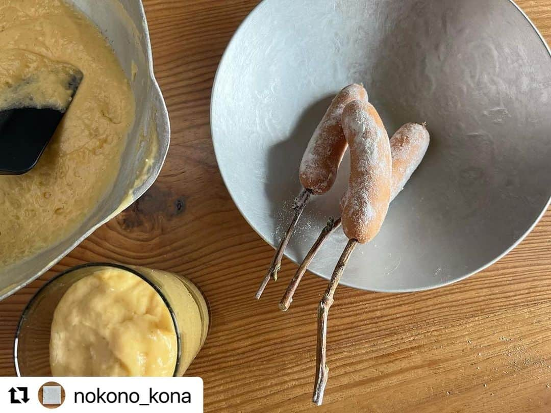 nokosさんのインスタグラム写真 - (nokosInstagram)「お久しぶりの販売にお久しぶりに"のこの粉専用アカウント"も更新し始めました！ こちらではみなさんが作って頂いたものをご紹介させてもらってます。 もし作ってみたら #のこの粉  とあわせてアップしてくださーい！  #Repost @nokono_kona   アメリカングッドモーニング🌈  生地をつけるのが少々難しかったとお声をいただき、ソーセージに粉を打ってみました　　 生地はコップにたっぷり入れることと、あまりぐるぐるせずにゆっくり引き抜いて最後少しくるりと巻き取ることを心がけて作ってみてください  へんてこな形でも可愛いのですけどね❤︎  ソーセージのサイズはお好みで！(動画では6㌢くらいのものです)」9月1日 13時03分 - _nokos_