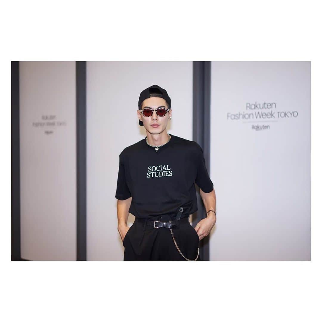 岩崎拓馬のインスタグラム：「📸📸📸📸 . . Show終わりに。 photo by @you__1009   #たく服  Tops: @ambush_official  Shorts: @numeroventuno  Cap: @numeroventuno  Sunglasses: @waitingforthesun_jp  . . #ootd #rakutenfashionweektokyo #happytime」