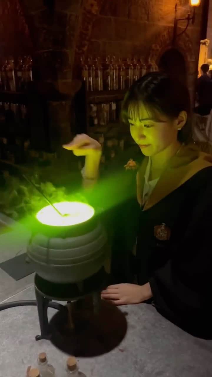 下尾みうのインスタグラム：「【#ハリーポッタースタジアオツアー】に行ってきた👍 魔法使いミウーになれたかな？🪄 #ハリーポッター #ハッフルパフ」
